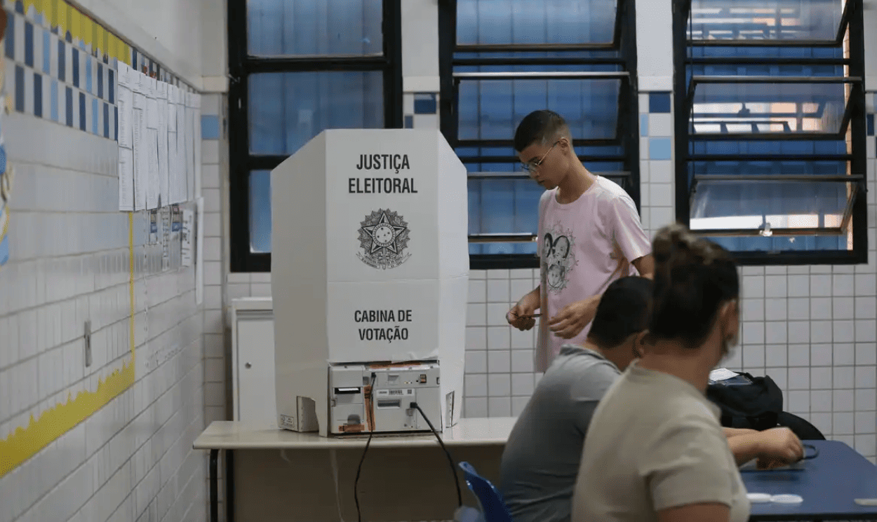 Eleições 2026: pode votar com camisa de candidato? Veja qual a regra