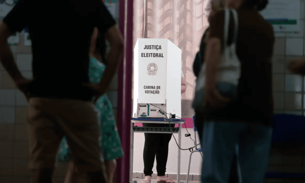 Para entrar na faculdade tem que estar em dia com a justiça eleitoral?