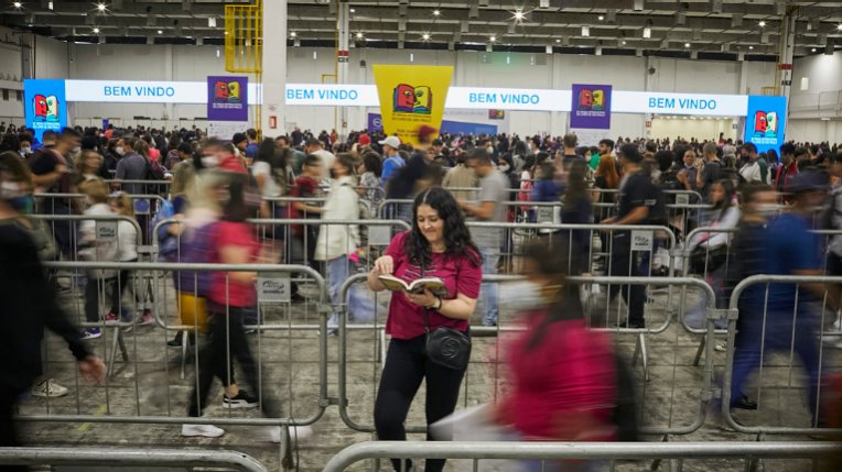 Quem são os autores estrangeiros da Bienal do Livro 2026? Veja livros para praticar idiomas