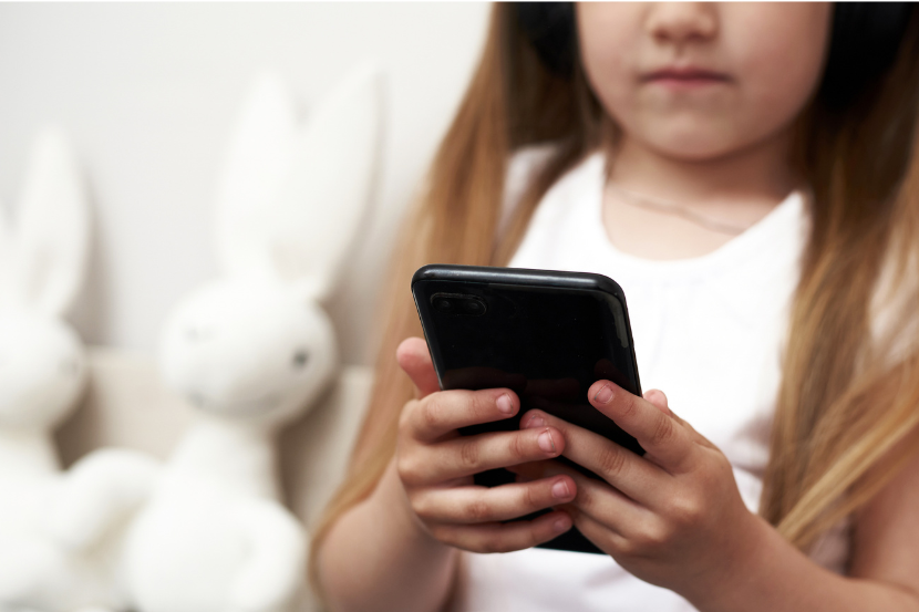 Qual é a idade certa para dar o primeiro celular ao filho?