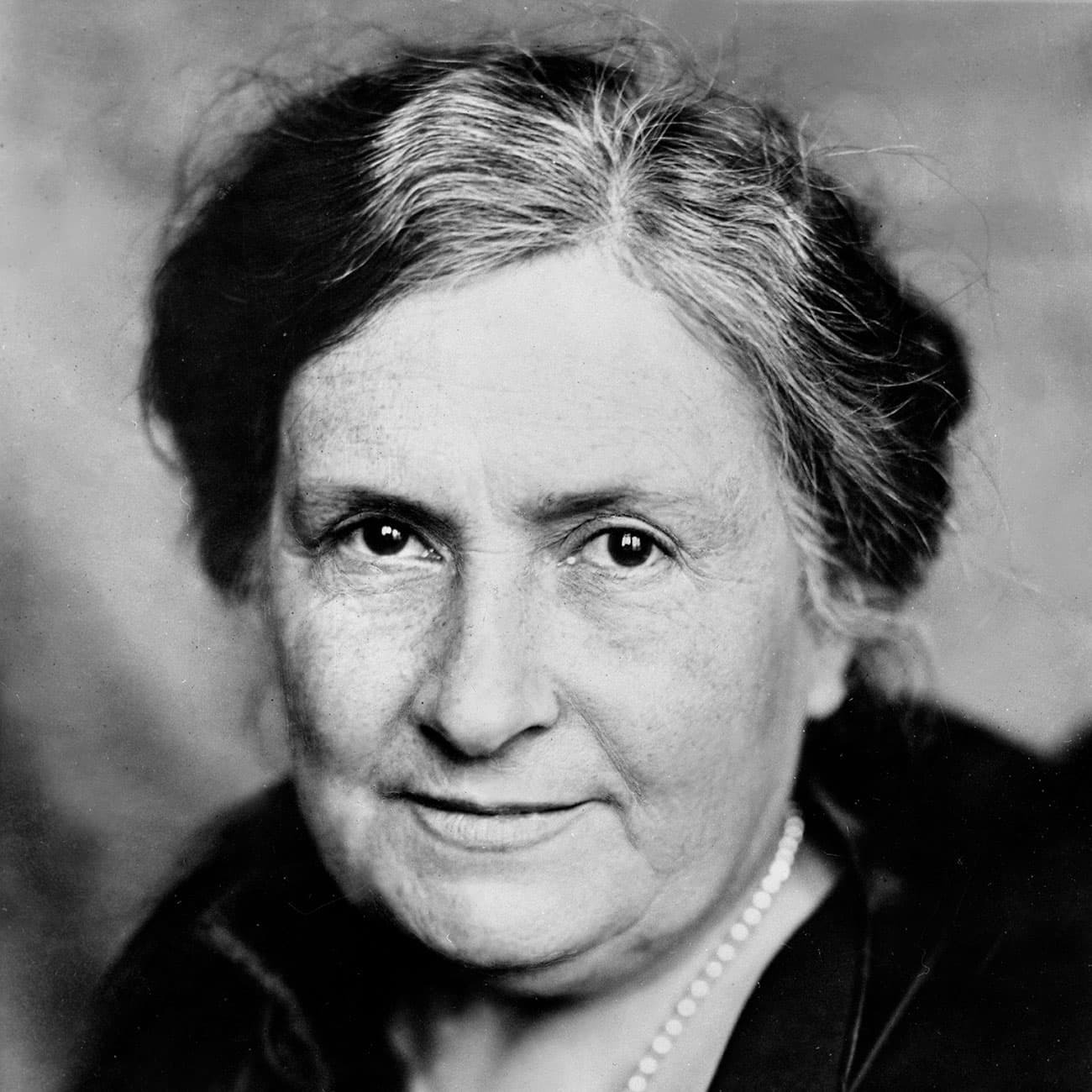 Retrato em preto e branco de Maria Montessori, criadora da metodologia de ensino montessoriana.
