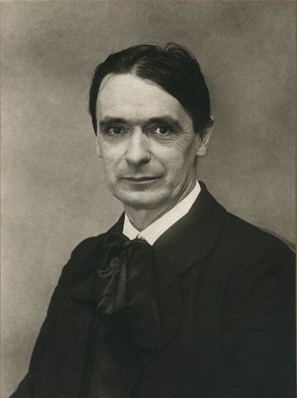 Retrato de perfil de Rudolf Steiner, fundador da antroposofia e idealizador da metodologia de ensino Waldorf.