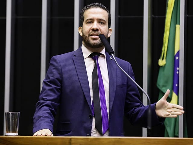 André Janones é formado em que? Entenda!