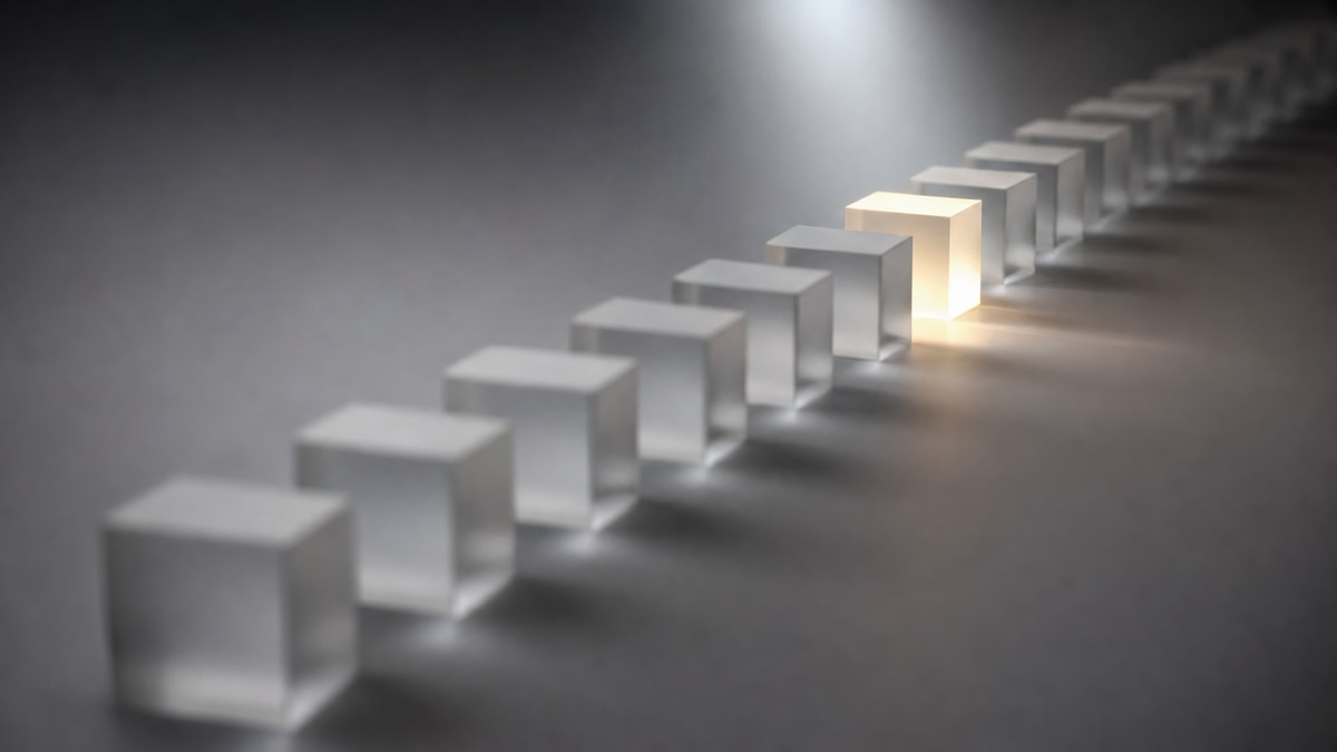 Percurso sequencial em estrutura ordenada Fileira ordenada de cubos translúcidos com iluminação focal destacando um elemento em varredura sequencial.