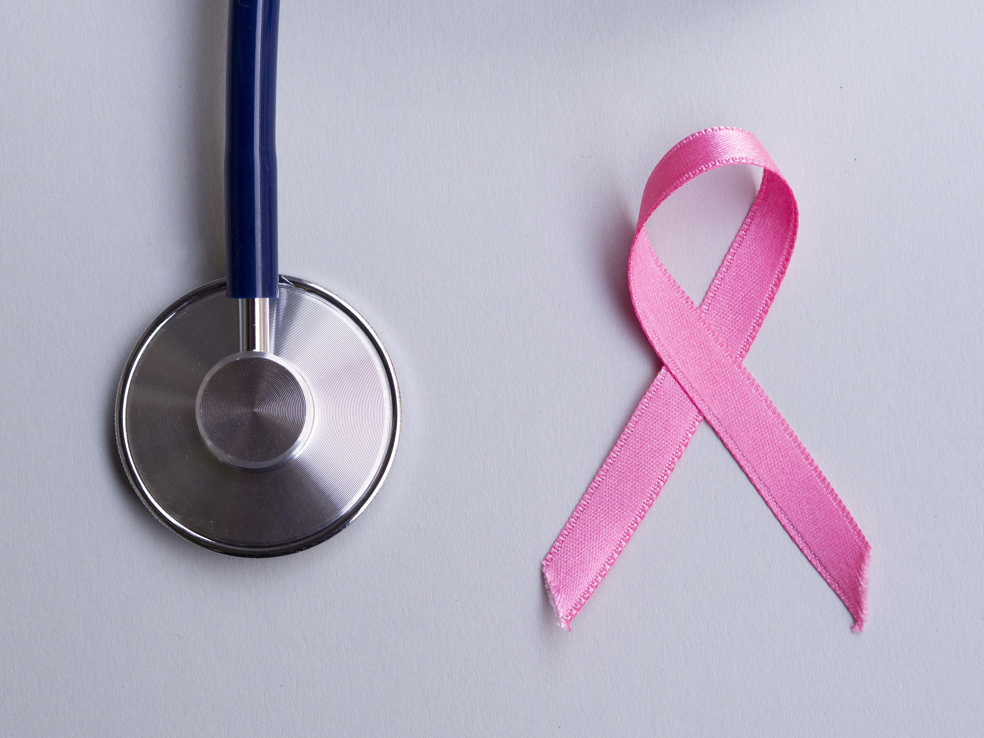 Outubro Rosa: 7 pós-graduações para trabalhar com oncologia e saúde feminina